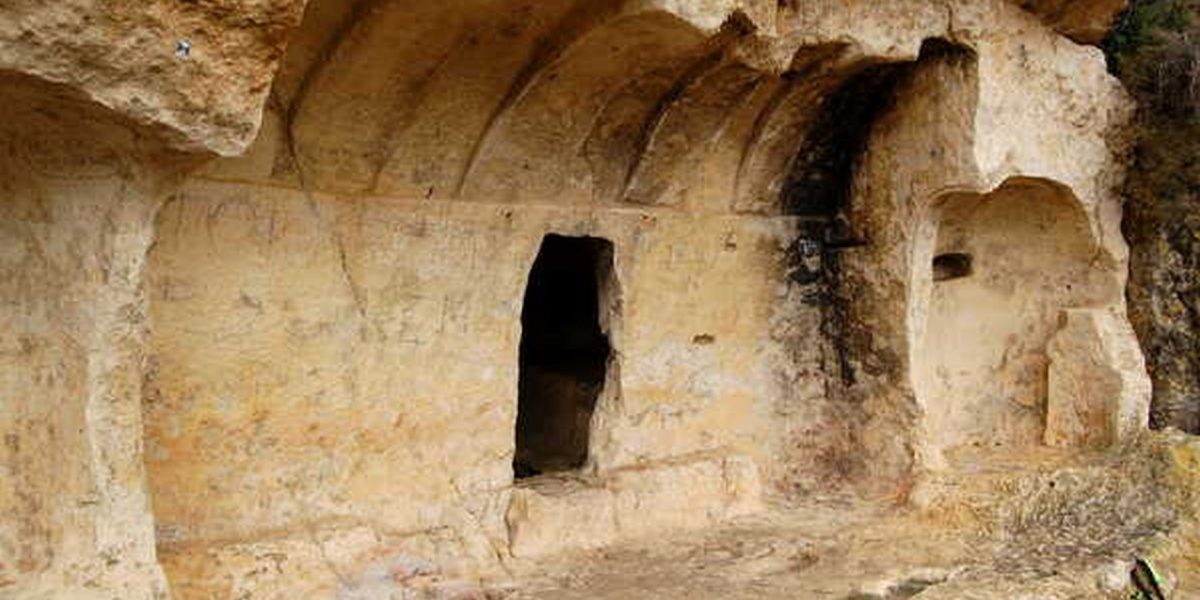 O comunitate medievală ascunsă timp de aproape cinci secole între stâncile din nordul Spaniei a fost descoperită recent, dezvăluind o poveste tulburătoare despre izolare, suferință și evoluție socială în Evul Mediu