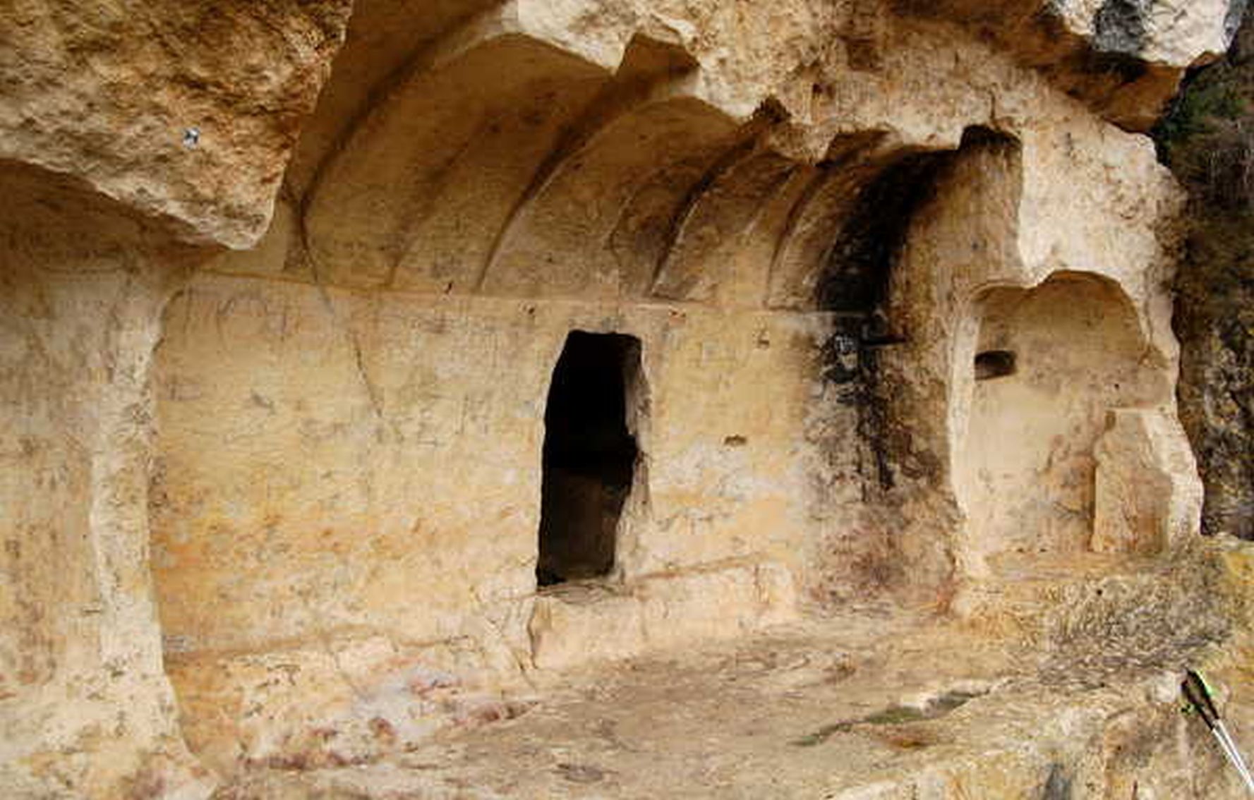 O comunitate medievală ascunsă timp de aproape cinci secole între stâncile din nordul Spaniei a fost descoperită recent, dezvăluind o poveste tulburătoare despre izolare, suferință și evoluție socială în Evul Mediu