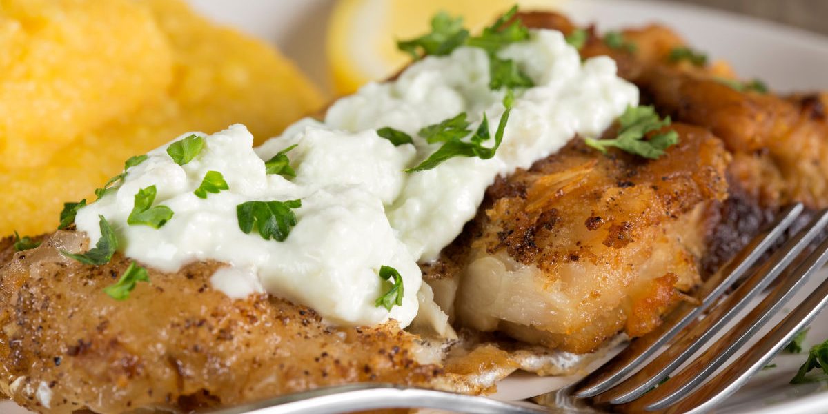 Sosul tartar, acompaniamentul preferat pentru peștele prăjit sau pane, a câștigat popularitate în bucătăriile din întreaga lume pentru gustul său cremos și acidulat, dar și pentru modul rapid și simplu de preparare