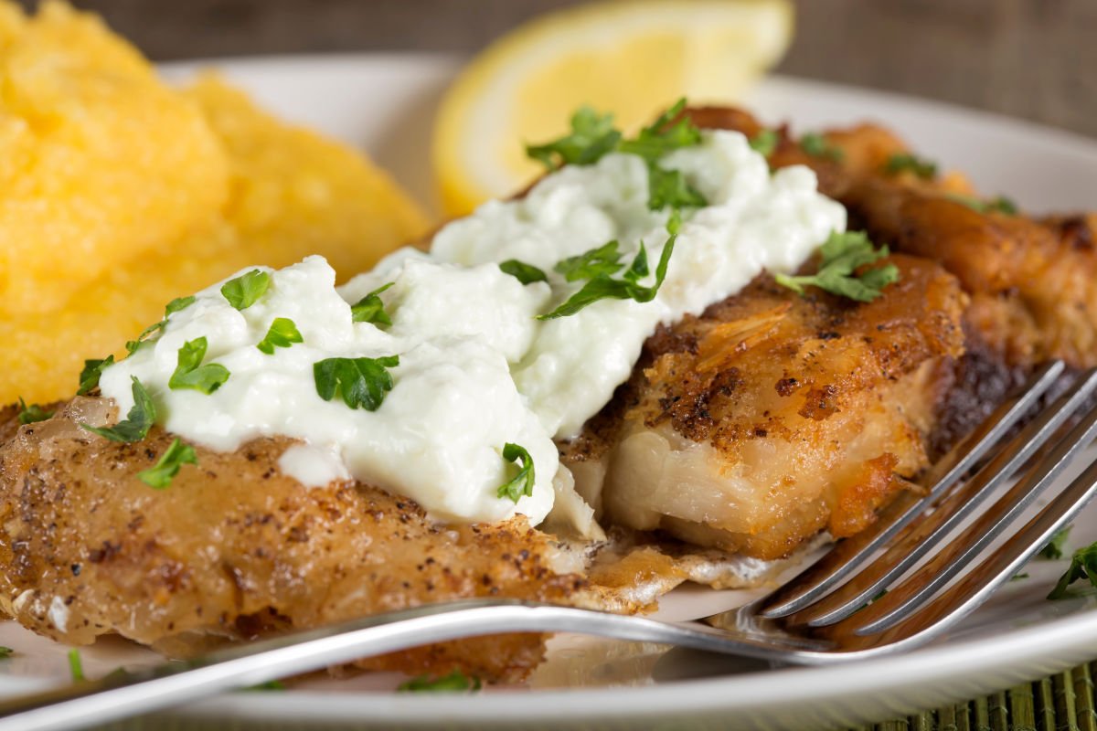 Sosul tartar, acompaniamentul preferat pentru peștele prăjit sau pane, a câștigat popularitate în bucătăriile din întreaga lume pentru gustul său cremos și acidulat, dar și pentru modul rapid și simplu de preparare