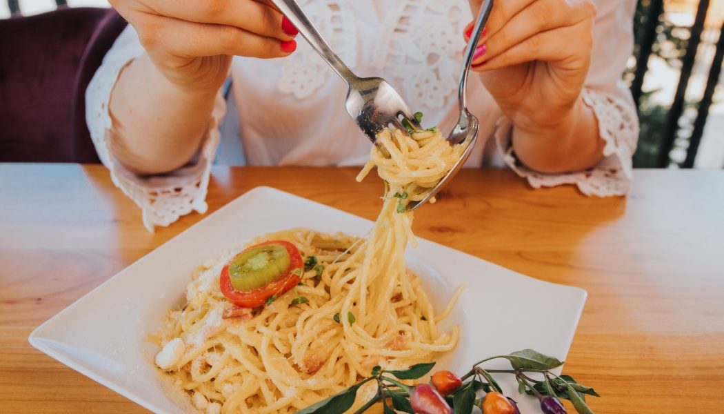 În lumea gastronomiei, spaghetele nu sunt doar un simbol al bucătăriei italiene, ci și o experiență culturală ce impune respectarea unor reguli nescrise