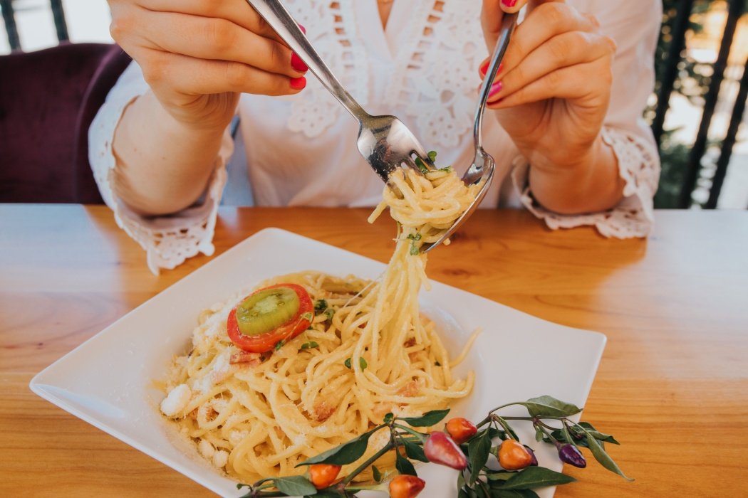 În lumea gastronomiei, spaghetele nu sunt doar un simbol al bucătăriei italiene, ci și o experiență culturală ce impune respectarea unor reguli nescrise