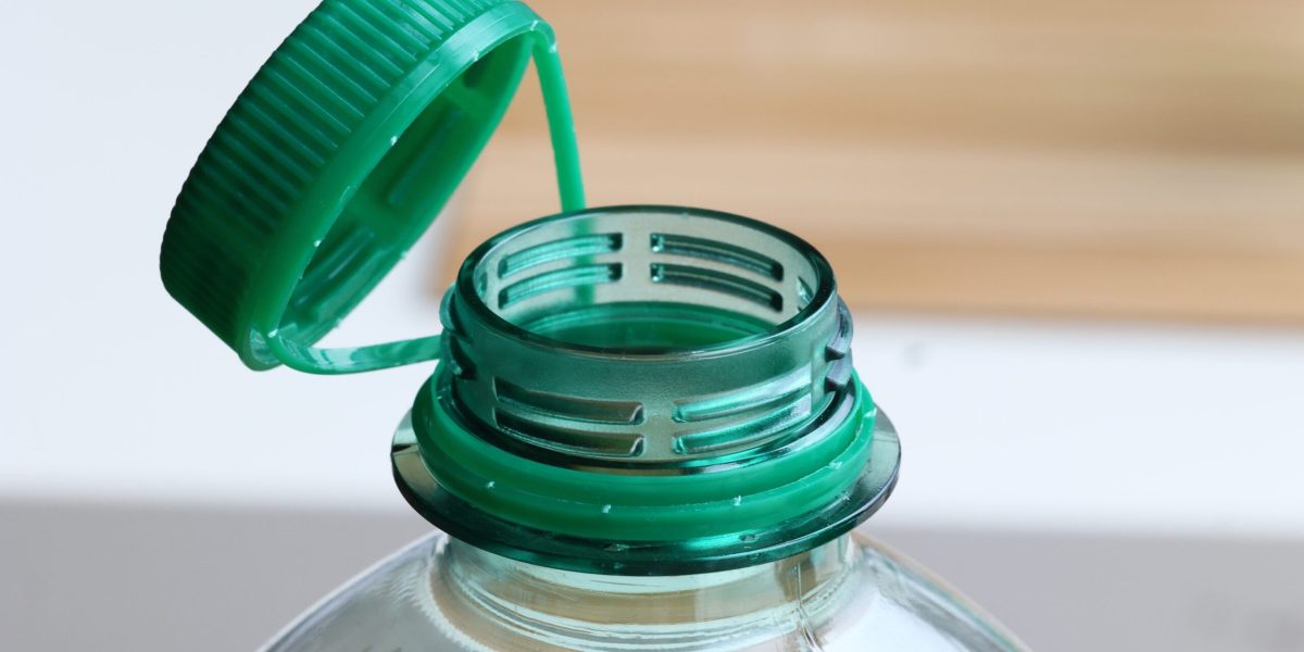 Sticla de apă reutilizabilă poate păstra mai mult decât simpla apă dacă nu este curățată corect