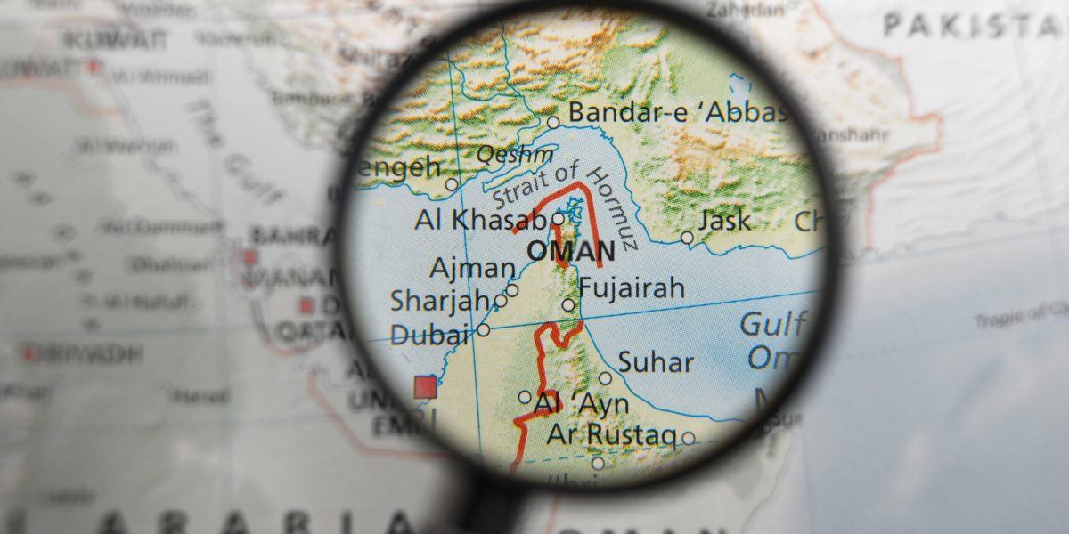 Tensiuni în Orientul Mijlociu: Impactul blocării Strâmtorii Ormuz asupra pieței mondiale de petrol Clădirea companiilor energetice și actorii de pe piața globală de petrol sunt în alertă maximă după avertismentul făcut de Aramco, gigantul petrolier deținut de statul saudit, care avertizează asupra unor „consecințe catastrofale” în cazul în care conflictul din Iran va continua să perturbe traficul prin Strâmtoarea Ormuz