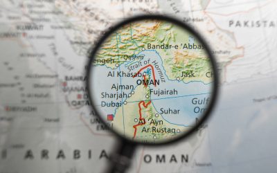 Tensiuni în Orientul Mijlociu: Impactul blocării Strâmtorii Ormuz asupra pieței mondiale de petrol Clădirea companiilor energetice și actorii de pe piața globală de petrol sunt în alertă maximă după avertismentul făcut de Aramco, gigantul petrolier deținut de statul saudit, care avertizează asupra unor „consecințe catastrofale” în cazul în care conflictul din Iran va continua să perturbe traficul prin Strâmtoarea Ormuz