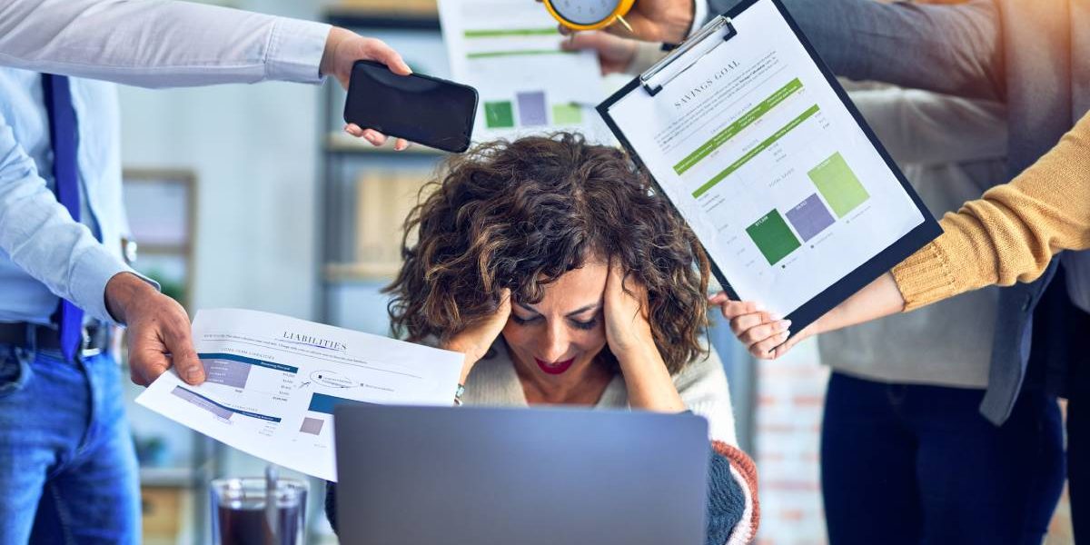 Presiunea muncii și lipsa timpului liber: factorii care pun în pericol relația dintre părinți și copii Într-un context în care ritmul alert al vieții cotidiene pare să devină norma, tot mai mulți părinți din România se confruntă cu un adevărat dezechilibru între responsabilitățile profesionale și nevoia de a petrece timp de calitate alături de copiii lor