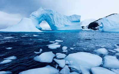 Incendiul șocant din peisajul științific: gheata antică din Alaska se decolorează sub ochii cercetătorilor, punând în pericol una dintre cele mai importante comoare ale istoriei climatici Unul dintre cele mai semnificative dezvăluiri ale recentelor cercetări din Alaska s-a transformat într-un semnal de alarmă pentru comunitatea mondială