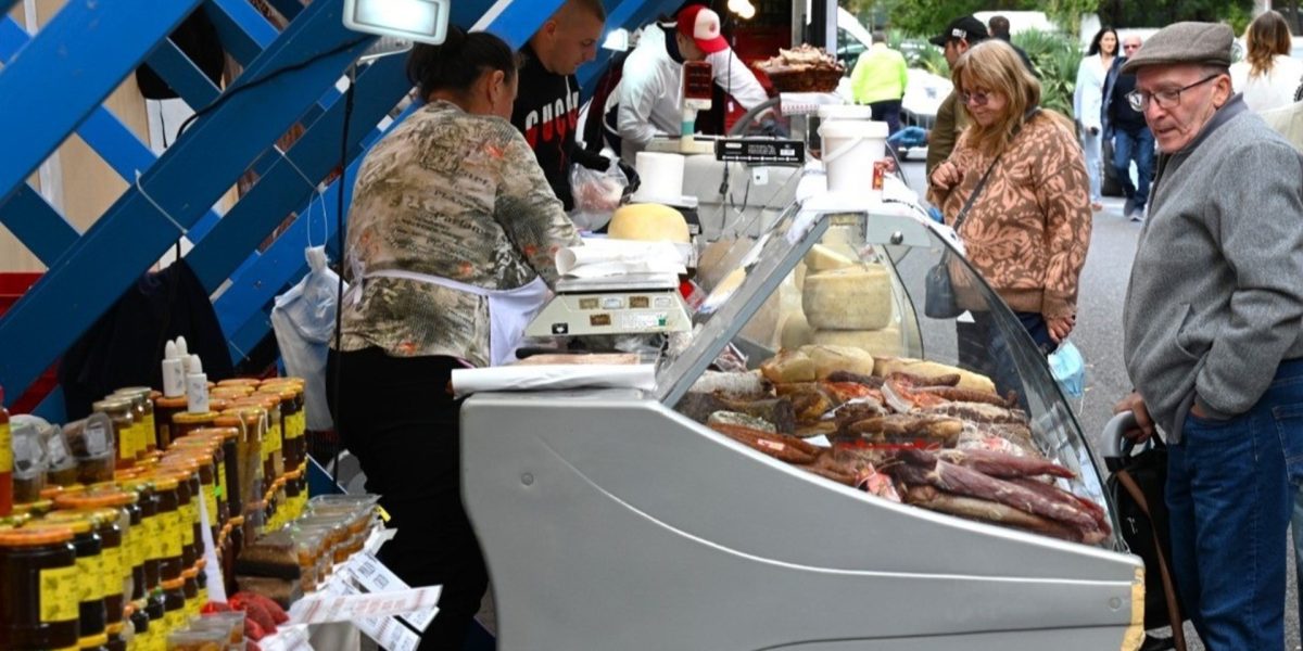 Revenirea piețelor volante în cartierele din Sectorul 1: O oportunitate pentru consumatori și producători localnici Într-un efort de a revigora comerțul local și de a oferi bucureștenilor o alternativă proaspătă și autentică, piețele volante revin în cartierele Sectorului 1
