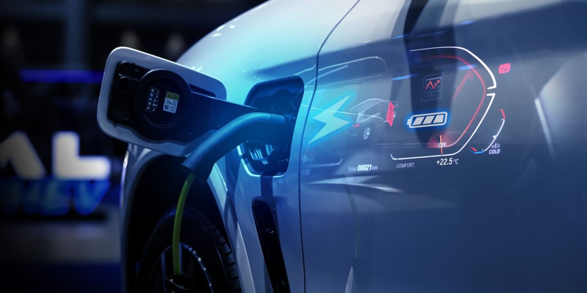 Progresul tehnologic în domeniul bateriilor pentru vehicule electrice poate fi soluția la un paradox aparent insurmontabil al schimbărilor climatice: în timp ce electrificarea transporturilor reduce emisiile de gaze cu efect de seră, temperatura tot mai ridicată incepe să accelereze degradarea acestor baterii, crescând reticența cumpărătorilor