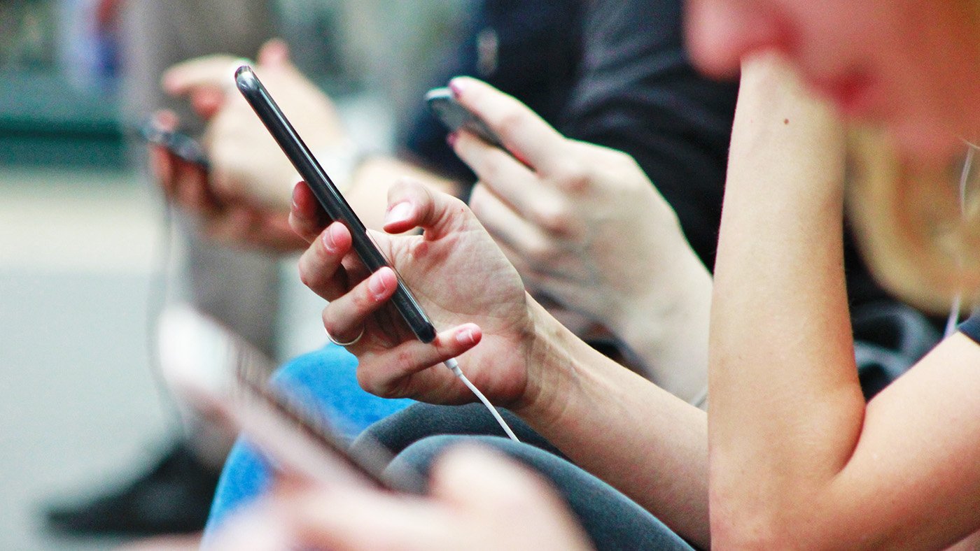 Criptarea telefonului tău este o măsură de securitate esențială, adesea uitată sau subestimată, dar care poate face diferența între protecția completă a datelor tale și vulnerabilitatea în fața infamiei digitalizate