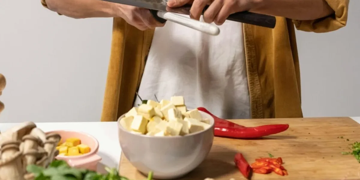 Soia, un ingredient odinioară asociat cu austeritate și lipsuri, începe să își câștige locul în meniurile moderne ale Europei Centrale și de Est, schimbând percepția publicului asupra sa