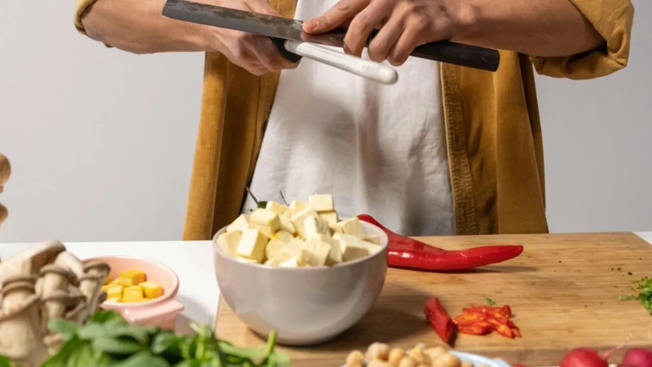 Soia, un ingredient odinioară asociat cu austeritate și lipsuri, începe să își câștige locul în meniurile moderne ale Europei Centrale și de Est, schimbând percepția publicului asupra sa