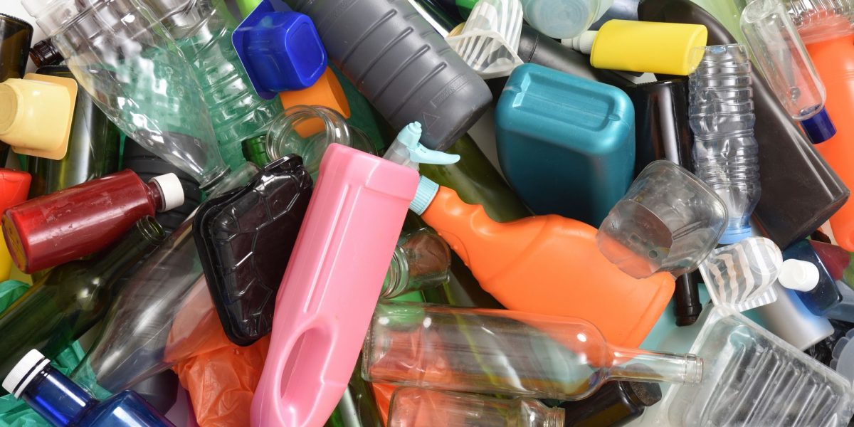 Transformarea deșeurilor de plastic în oțet: o soluție inovatoare pentru mediul înconjurător Plasticul, material extrem de durabil, a devenit de-a lungul timpului o problemă crucială pentru mediul înconjurător