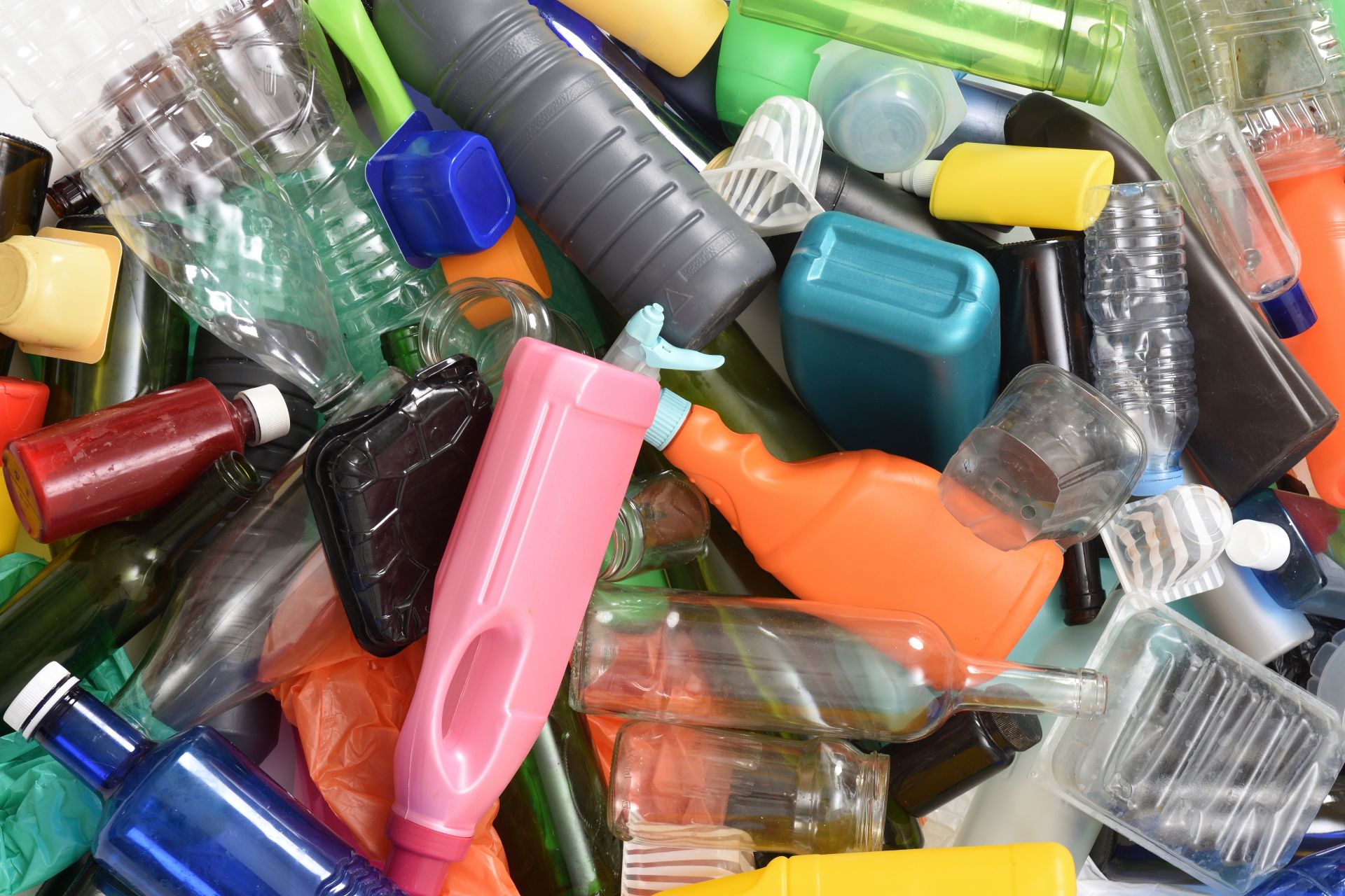 Transformarea deșeurilor de plastic în oțet: o soluție inovatoare pentru mediul înconjurător Plasticul, material extrem de durabil, a devenit de-a lungul timpului o problemă crucială pentru mediul înconjurător