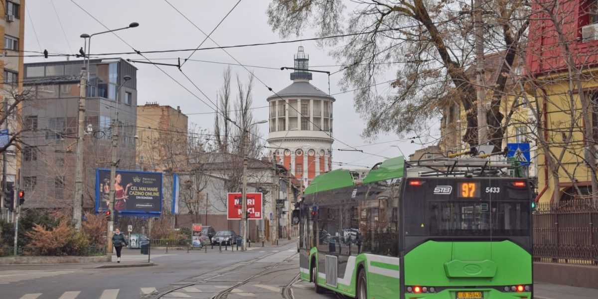 USR București propune un program pilot pentru transportul public gratuit în fiecare vineri, ca parte a unei strategii ambițioase pentru modernizarea și atractivitatea sistemului de mobilitate urbană Inițiativa USR București aduce în prim-plan ideea unui program pilot numit „Green Friday”, conceput să ofere transport public gratuit în fiecare vineri, într-un efort de a stimula utilizarea mijloacelor de transport în comun în detrimentul autoturismelor personale