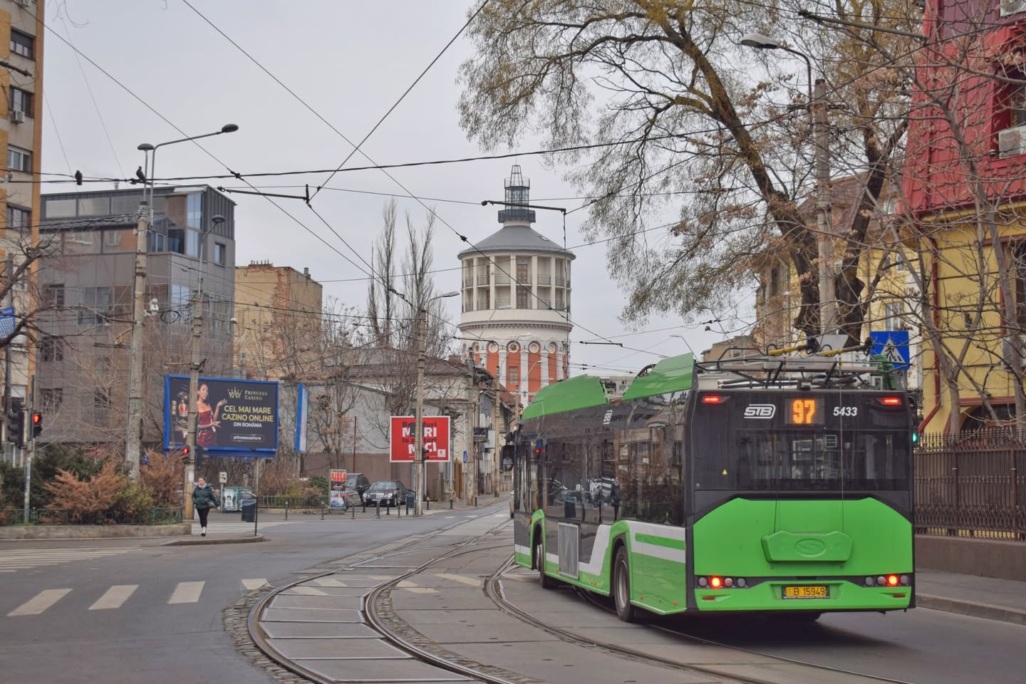 USR București propune un program pilot pentru transportul public gratuit în fiecare vineri, ca parte a unei strategii ambițioase pentru modernizarea și atractivitatea sistemului de mobilitate urbană Inițiativa USR București aduce în prim-plan ideea unui program pilot numit „Green Friday”, conceput să ofere transport public gratuit în fiecare vineri, într-un efort de a stimula utilizarea mijloacelor de transport în comun în detrimentul autoturismelor personale