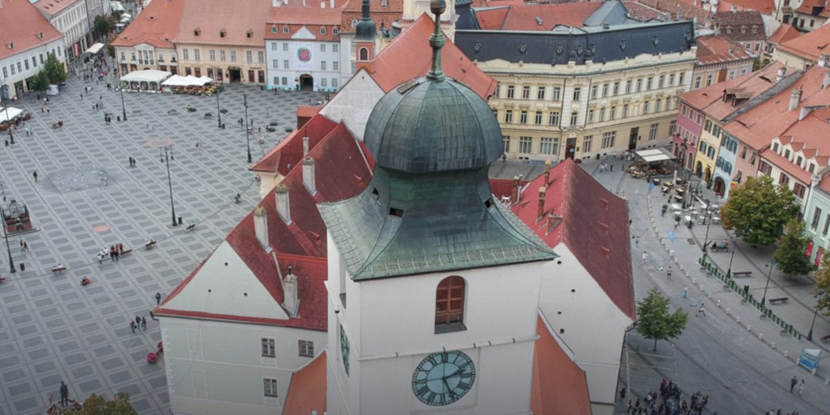 Pe acoperișul emblematic al Turnului Sfatului, din centrul istoric al Sibiului, se ascunde de aproape două secole o adevărată capsulă a timpului