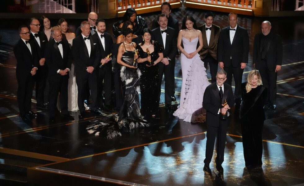 Gala Oscar, după ceremonie: răsfăț culinar de lux la Governors Ball După încheierea celebrei gale și acordarea premiilor Oscar, primii pași pentru laureați și invitați sunt destinați celebrului Governors Ball, un eveniment de excepție ce are loc în Ray Dolby Ballroom, deasupra centrului comercial Hollywood & Highland