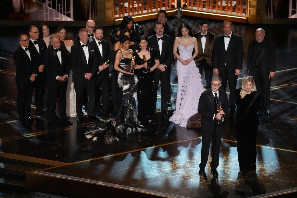 Gala Oscar, după ceremonie: răsfăț culinar de lux la Governors Ball După încheierea celebrei gale și acordarea premiilor Oscar, primii pași pentru laureați și invitați sunt destinați celebrului Governors Ball, un eveniment de excepție ce are loc în Ray Dolby Ballroom, deasupra centrului comercial Hollywood & Highland