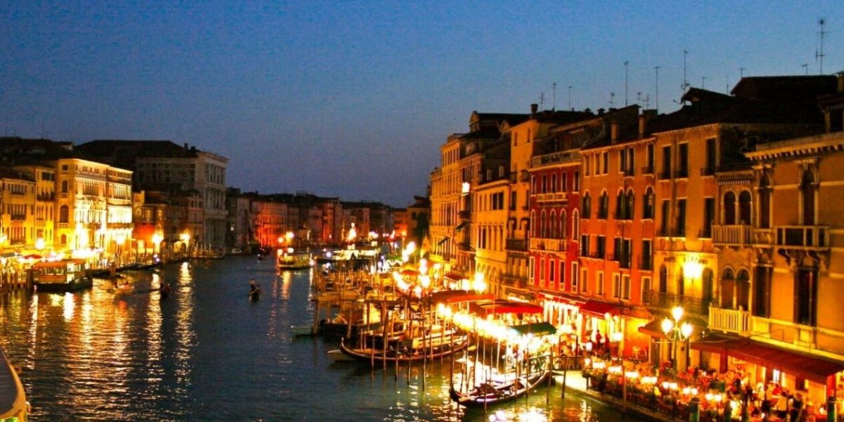 Uniunea Europeană amenință cu sancțiuni dure dacă Bienala de la Veneția menține decizia de a include Rusia în lista participării, într-un moment în care tensiunile internaționale se intensifică din cauza conflictului din Ucraina