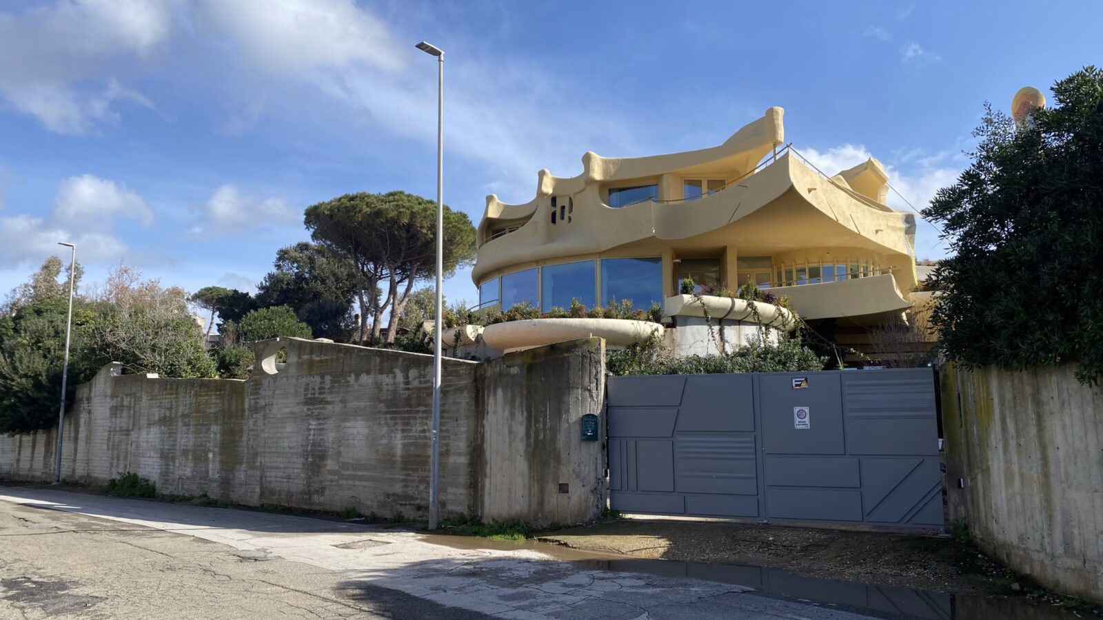 Primarul Sectorului 3, Robert Negoiță, a ieșit în față pentru a dezminți acuzațiile shock referitoare la proprietățile familiei sale din Italia, după ce investigațiile jurnaliștilor au pus în discuție achizițiile făcute în Civitavecchia