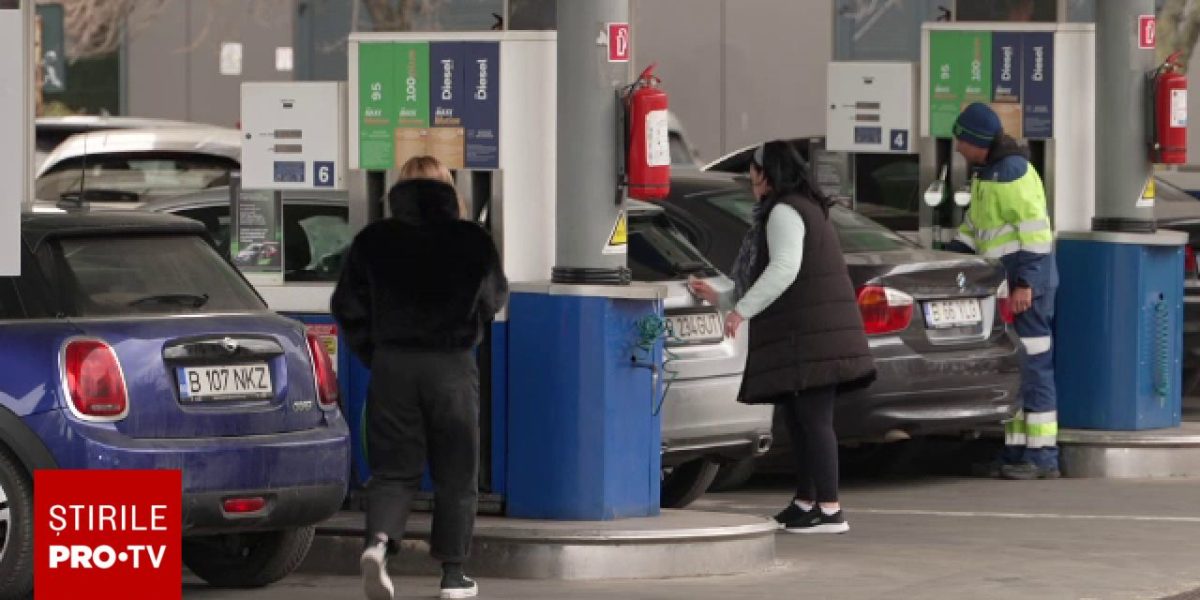 Prețurile carburanților continuă să crească, autoritățile impun măsuri temporare pentru limitarea speclulațiilor De la 1 aprilie, autoritățile române au decis plafonarea adaosului comercial la benzină și motorină pentru o perioadă de trei luni, într-un efort de a tempera scumpirile galopante de pe piața carburanților