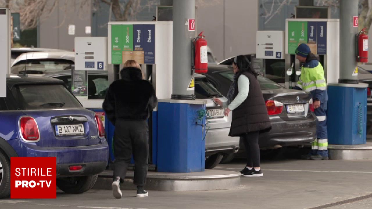 Prețurile carburanților continuă să crească, autoritățile impun măsuri temporare pentru limitarea speclulațiilor De la 1 aprilie, autoritățile române au decis plafonarea adaosului comercial la benzină și motorină pentru o perioadă de trei luni, într-un efort de a tempera scumpirile galopante de pe piața carburanților