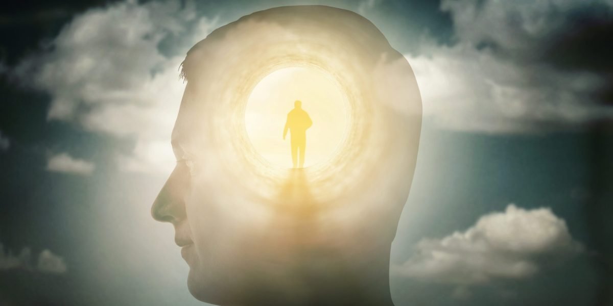 Vocea din mintea noastră poate fi, uneori, cea mai dură judecătoare: o critică aspră care nu uită să reamintească greșelile, realimentând sentimentele de inadecvare și auto-învinovățire