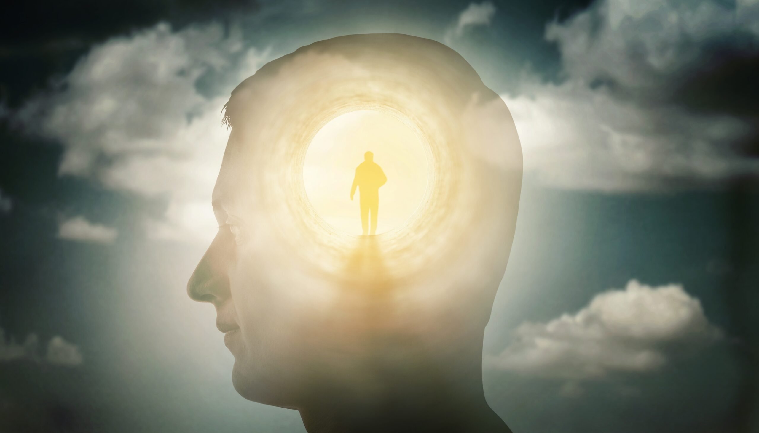 Vocea din mintea noastră poate fi, uneori, cea mai dură judecătoare: o critică aspră care nu uită să reamintească greșelile, realimentând sentimentele de inadecvare și auto-învinovățire