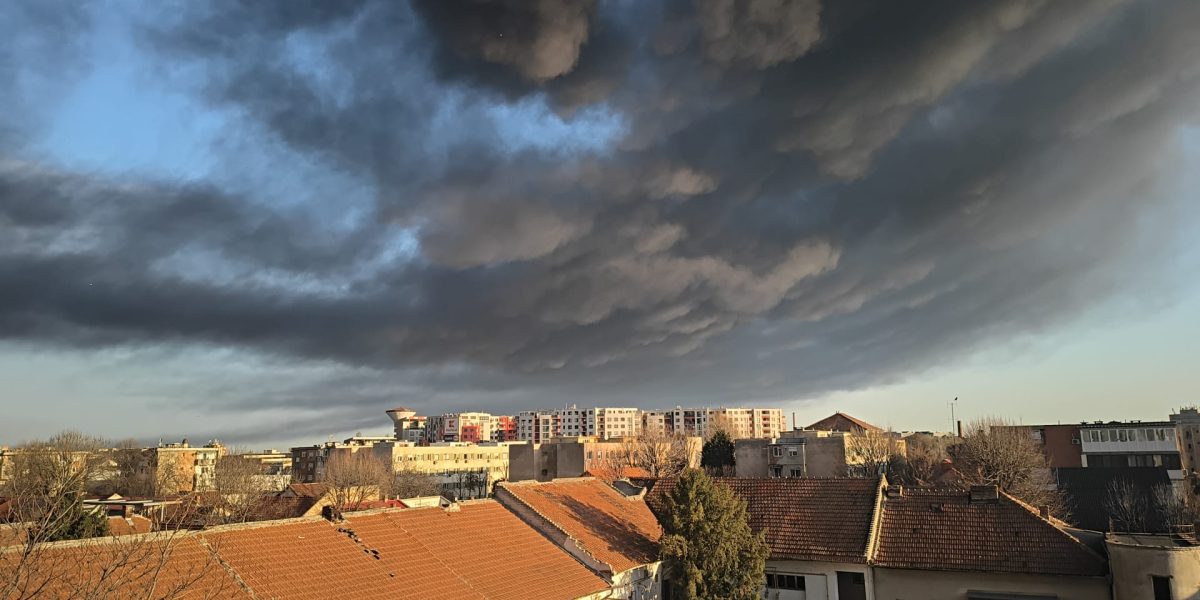Incendiul de la fabrica de polistiren din Arad a generat o alarmă de amploare în rândul populației, autoritățile fiind mobilizate rapid pentru a controla situația