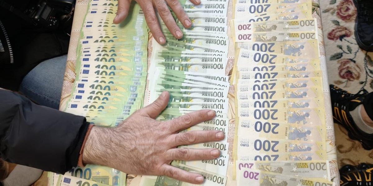 Tensiuni în lumea criminalității organizate din Arad: poliție combate camătă și șantaj Polițiștii din cadrul Serviciului de Investigații Criminale din Arad, sprijiniți de procurori din cadrul Parchetului de pe lângă Judecătoria Arad, au efectuat sâmbătă dimineață o serie de percheziții în mai multe locații din oraș, în cadrul unei anchete care vizează activități ilegale de camătă și șantaj