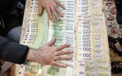 Tensiuni în lumea criminalității organizate din Arad: poliție combate camătă și șantaj Polițiștii din cadrul Serviciului de Investigații Criminale din Arad, sprijiniți de procurori din cadrul Parchetului de pe lângă Judecătoria Arad, au efectuat sâmbătă dimineață o serie de percheziții în mai multe locații din oraș, în cadrul unei anchete care vizează activități ilegale de camătă și șantaj