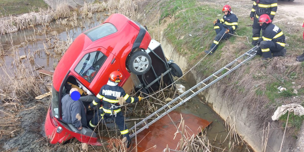 Un incident rutier din câmpia Vâlcii a atras atenția autorităților sâmbătă, odată cu intervenția de urgență a pompierilor pentru salvarea unui șofer blocat într-un canal după un accident produs în localitatea Galicea, lângă barajul Slăvitești