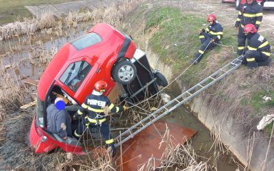 Un incident rutier din câmpia Vâlcii a atras atenția autorităților sâmbătă, odată cu intervenția de urgență a pompierilor pentru salvarea unui șofer blocat într-un canal după un accident produs în localitatea Galicea, lângă barajul Slăvitești