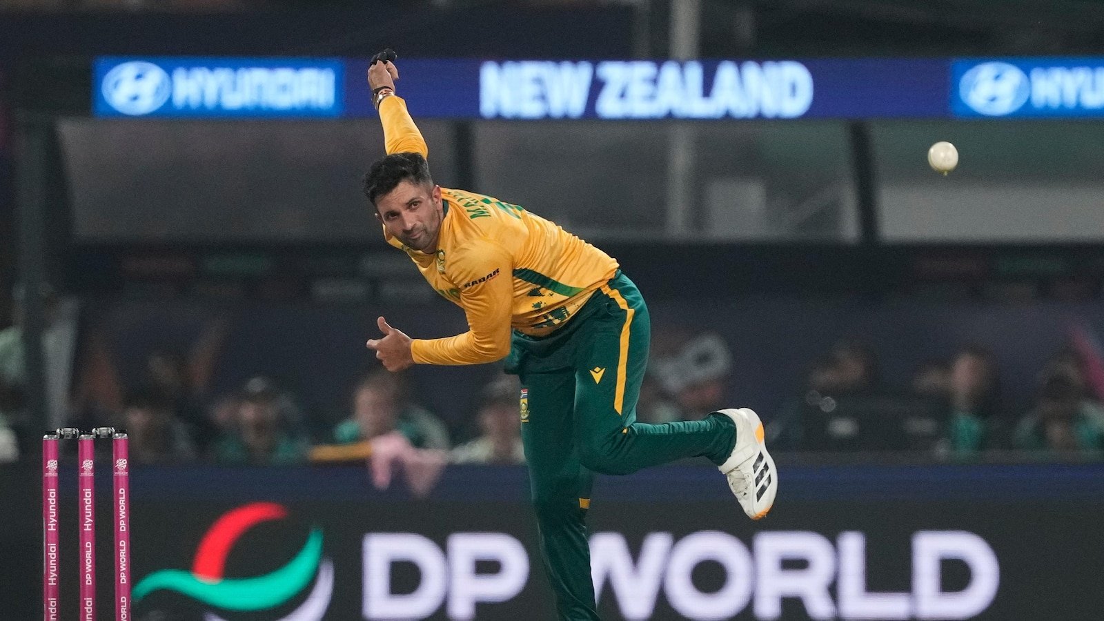 Crucialul meci de cricket dintre Noua Zeelandă și Africa de Sud a început cu alegerea înțeleaptă a gazdelor Wellington a fost scena unui meci tensionat în cadrul celui de-al patrulea joc din seria de T20 între Noua Zeelandă și Africa de Sud, cu gazdele optând pentru bowling după ce au câștigat aruncarea