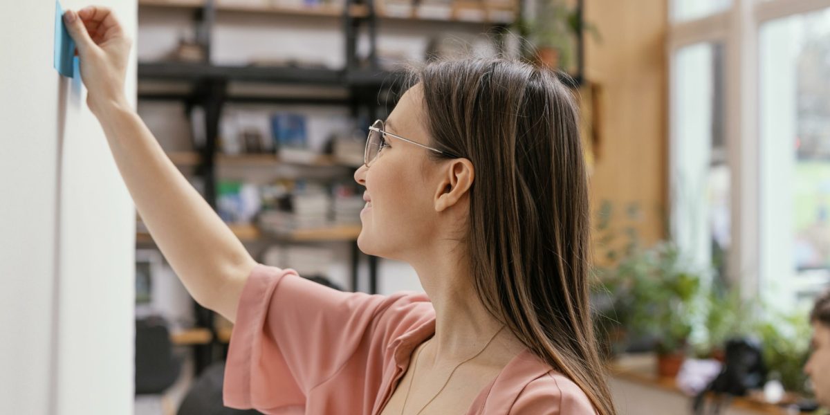 Într-o eră în care decorarea spațiilor de locuit și de lucru trebuie să fie rapidă, flexibilă și fără compromisuri în privința integrității pereților, un tânăr inginer a venit cu o soluție inovatoare ce promite să revoluționeze modul în care ne amenajăm interioarele