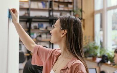 Într-o eră în care decorarea spațiilor de locuit și de lucru trebuie să fie rapidă, flexibilă și fără compromisuri în privința integrității pereților, un tânăr inginer a venit cu o soluție inovatoare ce promite să revoluționeze modul în care ne amenajăm interioarele