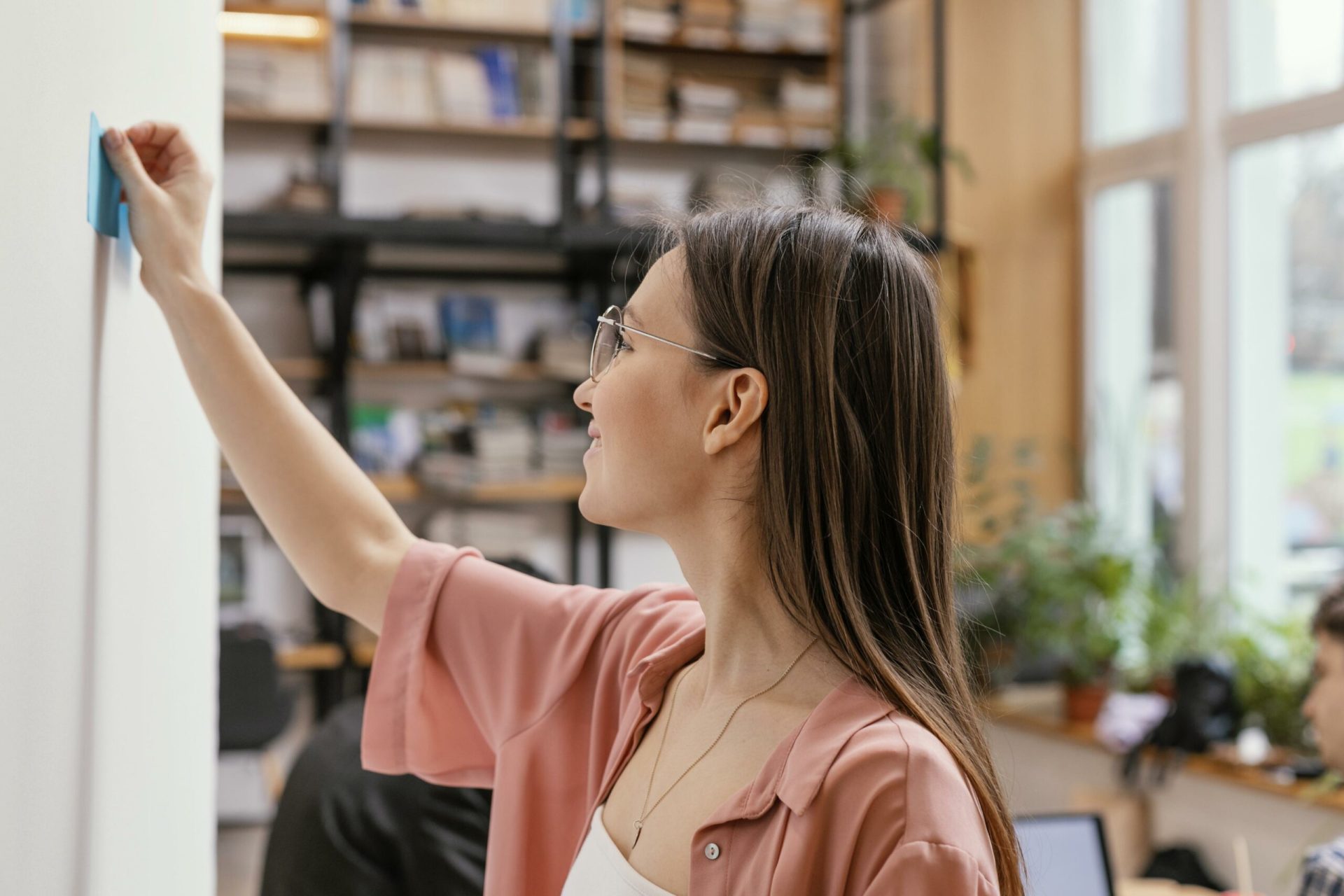 Într-o eră în care decorarea spațiilor de locuit și de lucru trebuie să fie rapidă, flexibilă și fără compromisuri în privința integrității pereților, un tânăr inginer a venit cu o soluție inovatoare ce promite să revoluționeze modul în care ne amenajăm interioarele