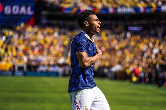 Franța își păstrează forma de vârf, învingând Columbia cu 3-1 într-un meci amical premergător Cupei Mondiale 2026 Echipa națională a Franței a obținut o victorie confortabilă duminică seara în fața Columbiei, scor 3-1, într-un meci amical disputat pe teren neutru, pe Northwest Stadium din Landover, Maryland
