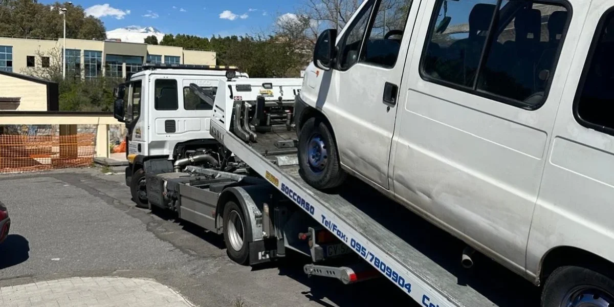 Poliția din Paternó, Sicilia, a descoperit o familie de români care trăia într-un apartament fără contracte legale pentru utilități și alte nereguli, rezultând în deschiderea de dosare penale