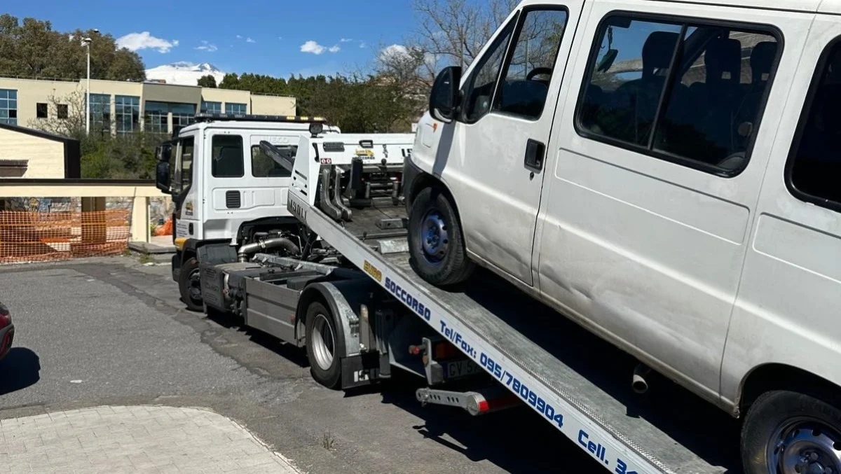 Poliția din Paternó, Sicilia, a descoperit o familie de români care trăia într-un apartament fără contracte legale pentru utilități și alte nereguli, rezultând în deschiderea de dosare penale