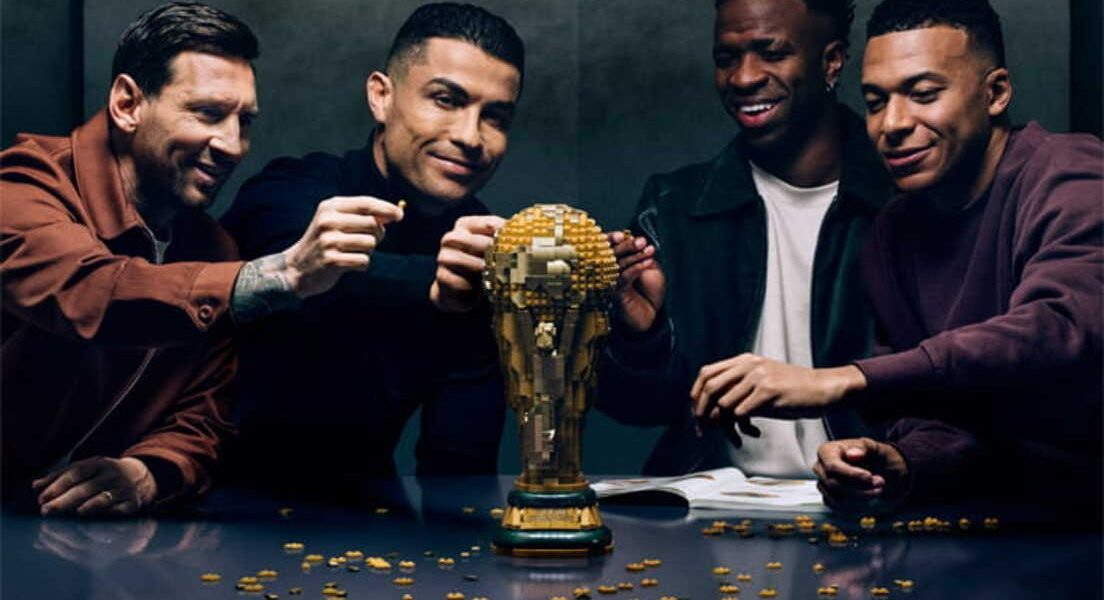 LEGO și lumea fotbalului se întâlnesc într-o colaborare inedită, pregătind terenul pentru Cupa Mondială din 2026 Un nou proiect de promovare a stârnit rapid furori pe rețelele sociale: LEGO a lansat o reclamă inedită, care reunește cele mai mari staruri ale fotbalului mondial în formă de piese de LEGO