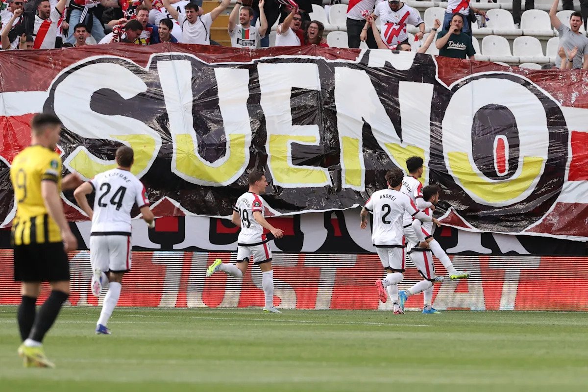 Rayo Vallecano, cu un joc spectaculos pe teren propriu, își asigură un avantaj considerabil în sferturile de finală ale Conference League, învingând categoric AEK Atena cu scorul de 3-0