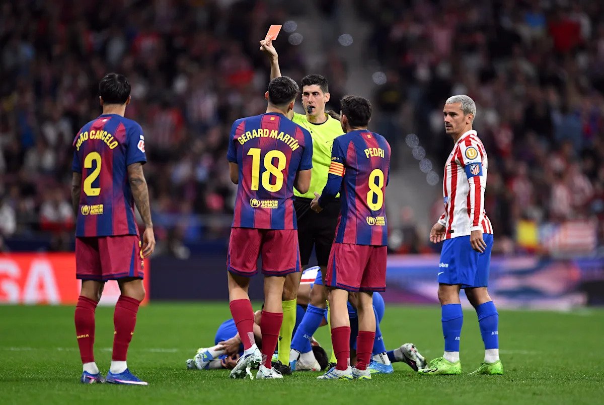 Rezultatul meciului dintre Barcelona și Atletico Madrid din La Liga, disputat sâmbătă, a fost marcat de controverse legate de decizii arbitrare, în special privind cartonașele roșii și modul în care acestea au influențat cursul jocului