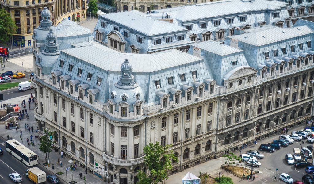 Studenții Universității din București sunt invitați să propună soluții inovatoare pentru reciclarea deșeurilor electronice, cu posibilitatea de a câștiga un premiu inedit: abonamente la festivalul Untold 2026