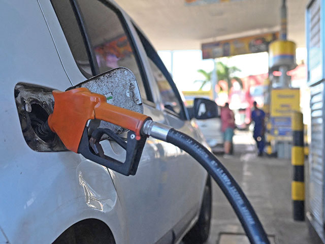 Prețurile carburanților continuă să scadă, oferind o gură de aer consumatorilor, mai ales în apropierea sărbătorilor Pascale