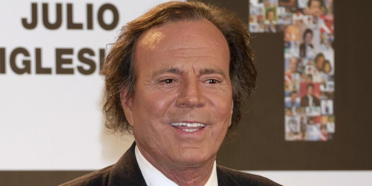 Julio Iglesias nu a avut statutul de suspect în ancheta judiciară deschisă de Procuratura Națională din Spania, după ce două foste angajate domestice l-au acuzat de trafic de ființe umane cu scop sexual și exploatare muncitoare