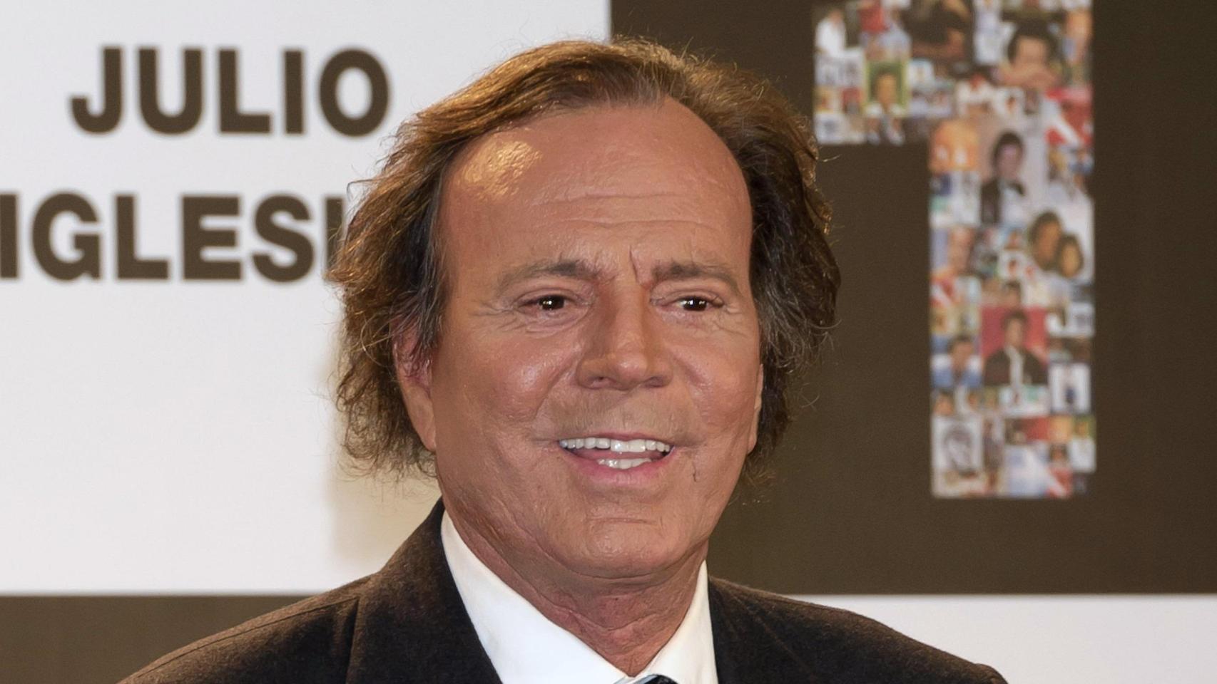Julio Iglesias nu a avut statutul de suspect în ancheta judiciară deschisă de Procuratura Națională din Spania, după ce două foste angajate domestice l-au acuzat de trafic de ființe umane cu scop sexual și exploatare muncitoare