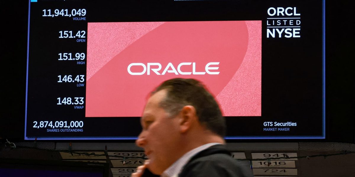 Oracle anunță concedieri masive pe fondul crizei provocate de investițiile în AI Gigantul tehnologic Oracle a început recent să anunțe oficial reduceri masive de personal, estimând că va concedia între 20.000 și 30.000 de angajați din cadrul companiei