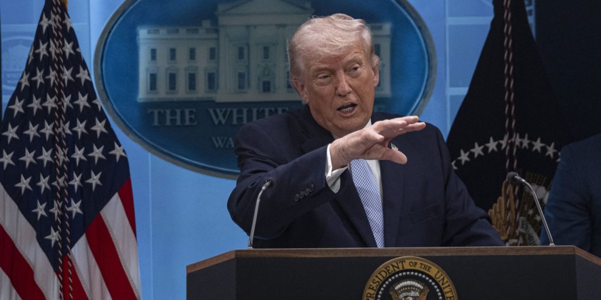 Președintele american Donald Trump pare să își îndrepte din nou atenția către Groenlanda, în timp ce critică NATO, pe fondul tensiunilor diplomatice generate de războiul din Iran